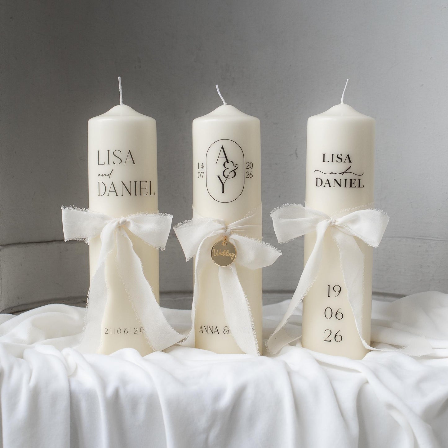 Hochzeitskerze personalisiert – elegante Traukerze mit Initialen & Datum, weiße Hochzeitskerze mit Chiffonschleife