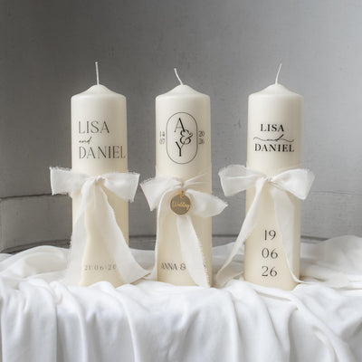Hochzeitskerze personalisiert – elegante Traukerze mit Initialen & Datum, weiße Hochzeitskerze mit Chiffonschleife