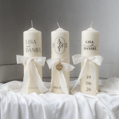Hochzeitskerze personalisiert – elegante Traukerze mit Initialen & Datum, weiße Hochzeitskerze mit Chiffonschleife