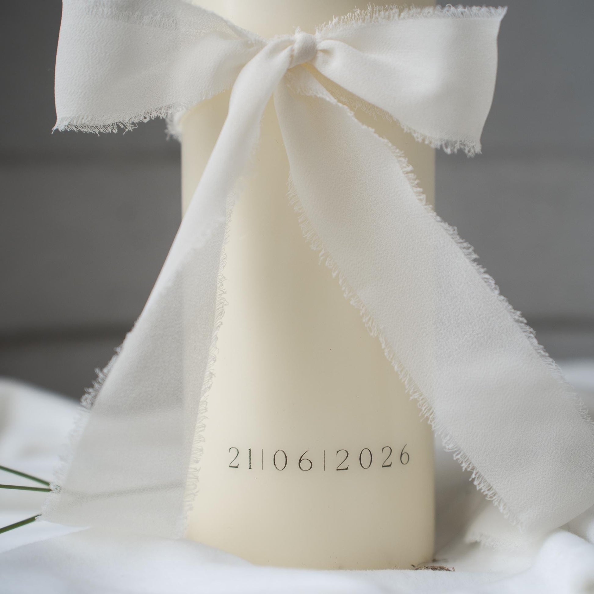 Hochzeitskerze personalisiert – elegante Traukerze mit Initialen & Datum, weiße Hochzeitskerze mit Chiffonschleife