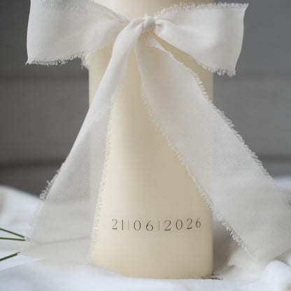 Hochzeitskerze personalisiert – elegante Traukerze mit Initialen & Datum, weiße Hochzeitskerze mit Chiffonschleife