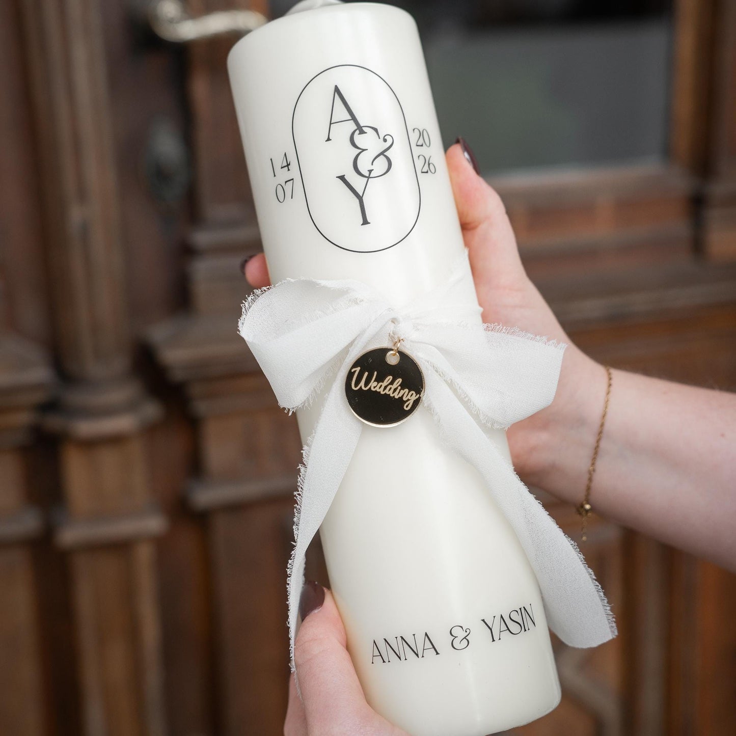 Hochzeitskerze personalisiert – elegante Traukerze mit Initialen & Datum, weiße Hochzeitskerze mit Chiffonschleife
