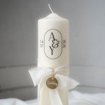 Hochzeitskerze personalisiert – elegante Traukerze mit Initialen & Datum, weiße Hochzeitskerze mit Chiffonschleife