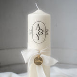 Hochzeitskerze personalisiert – elegante Traukerze mit Initialen & Datum, weiße Hochzeitskerze mit Chiffonschleife