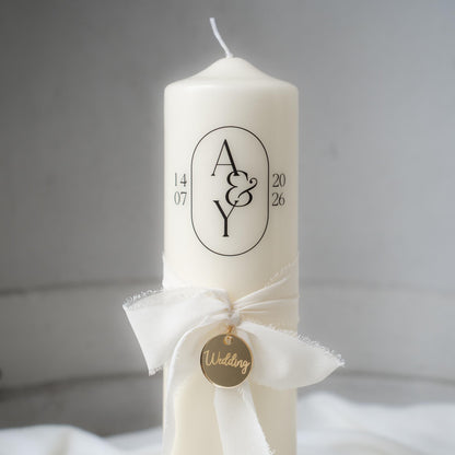 Hochzeitskerze personalisiert – elegante Traukerze mit Initialen & Datum, weiße Hochzeitskerze mit Chiffonschleife