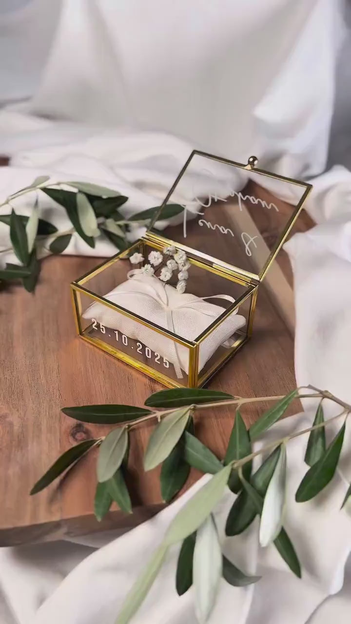 Personalisierte Ringbox aus Glas in Gold mit petrol Kissen | Vintage-Ringbox für Hochzeit & Verlobung