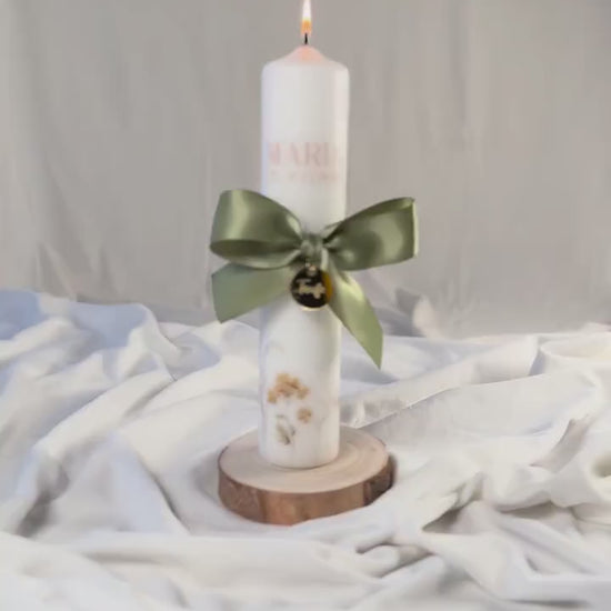 Taufkerze Flowers personalisiert mit Schleifenband und passendem Anhänger – individuelle Stumpenkerze mit Name und Datum