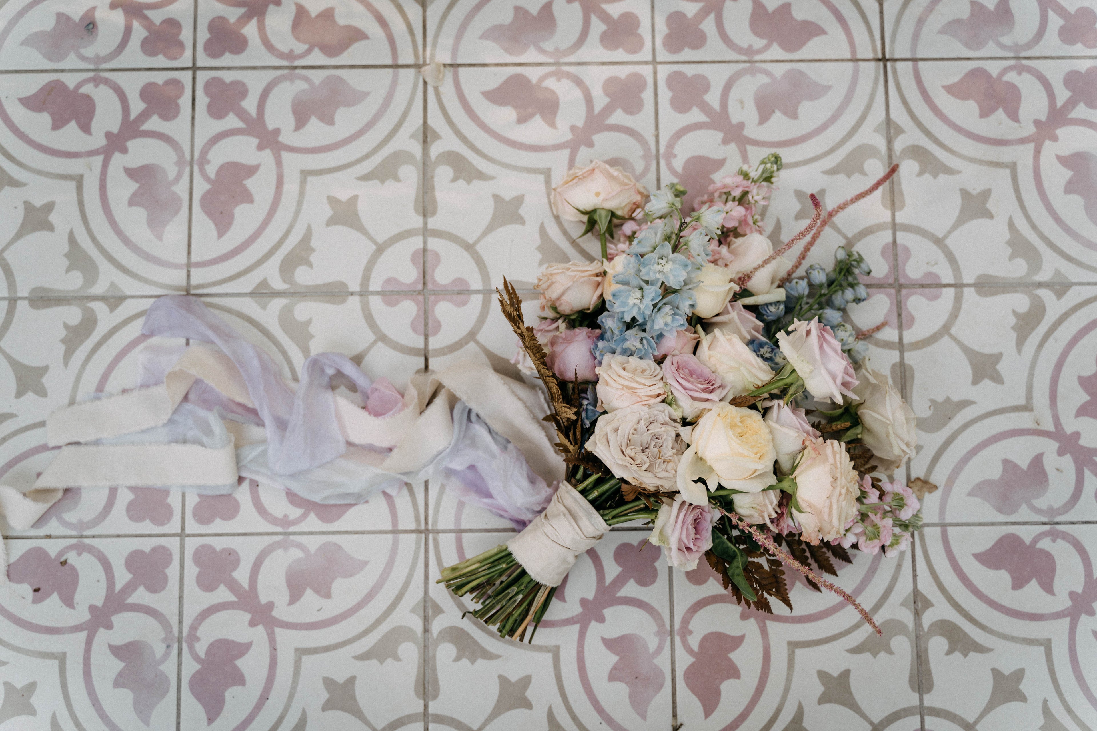 Blumenstrauss auf Fliesen Modern mit pastelltönen