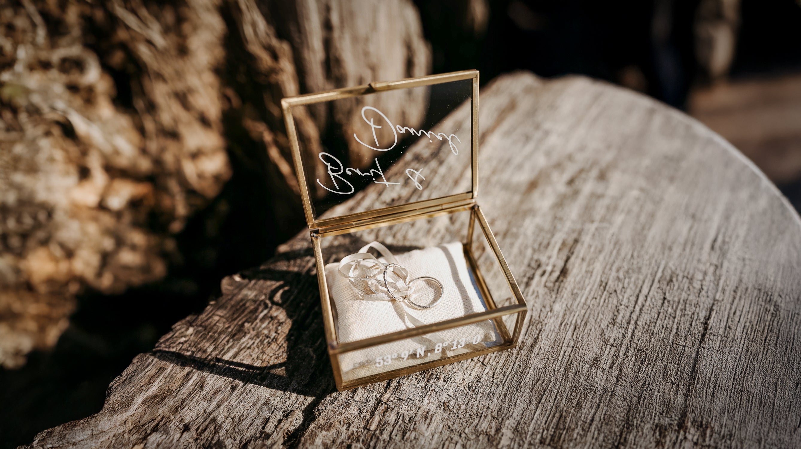 Ringbox Gold Eheringe Strand mit holz